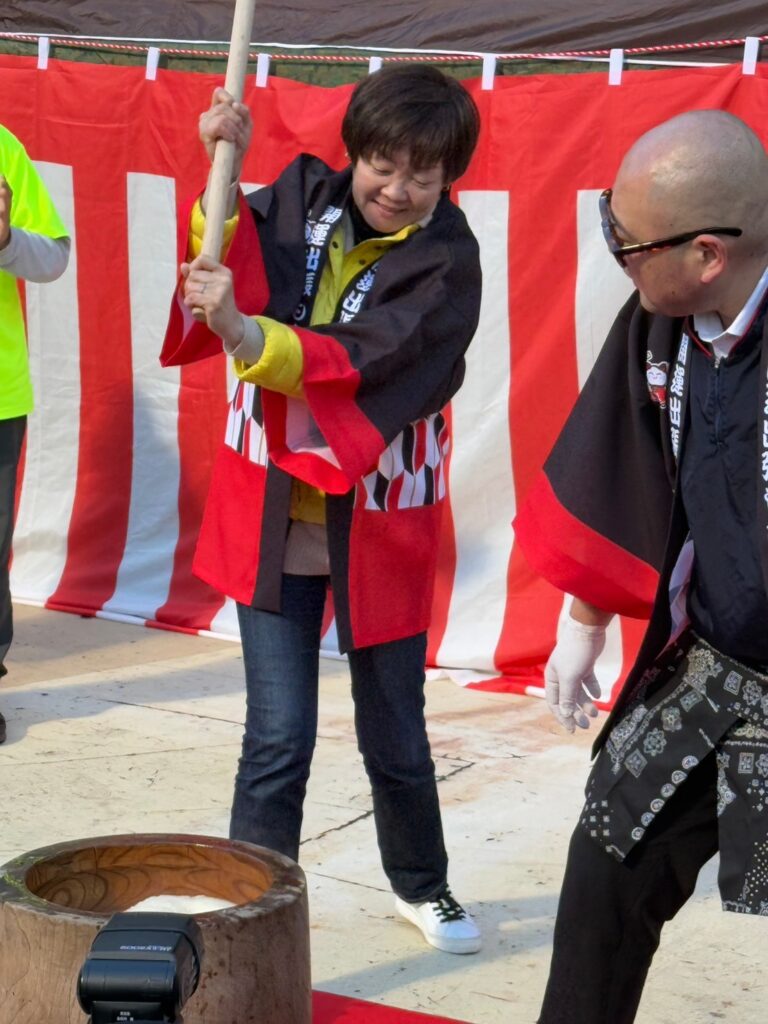 安倍昭恵さんがもちつきする様子