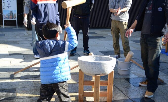 餅つきをする少年