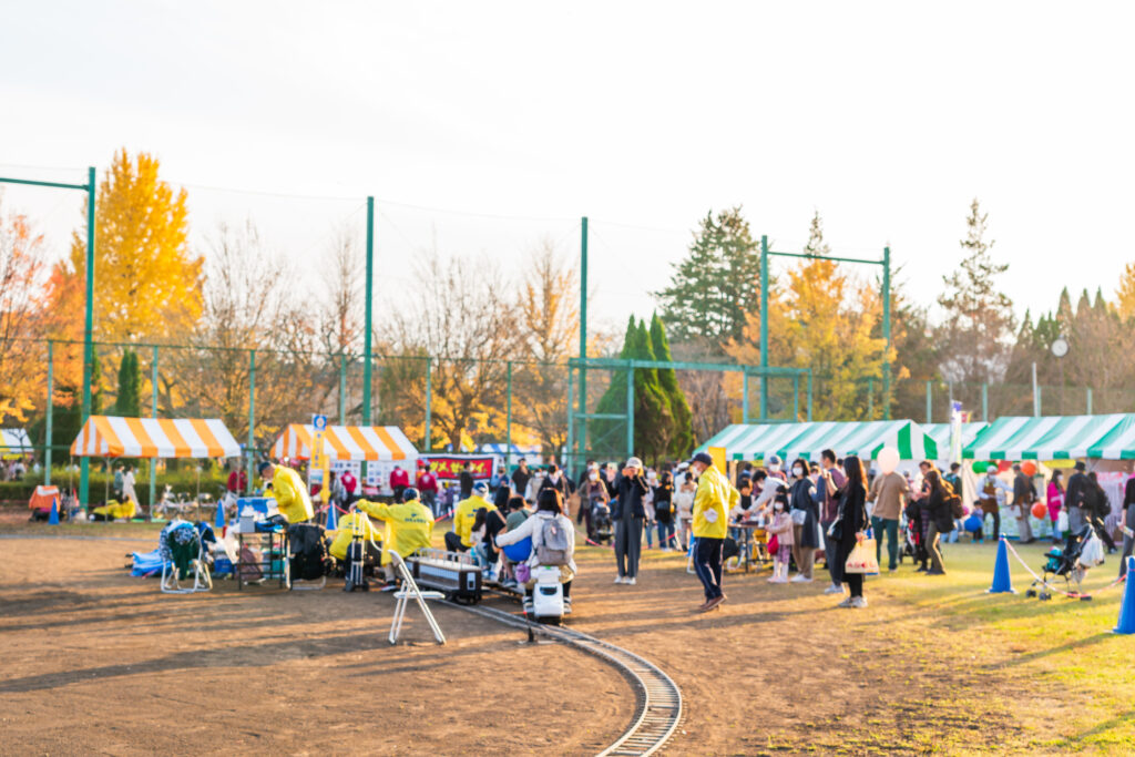 外でイベントをする様子