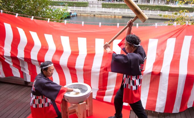 餅つきをする様子