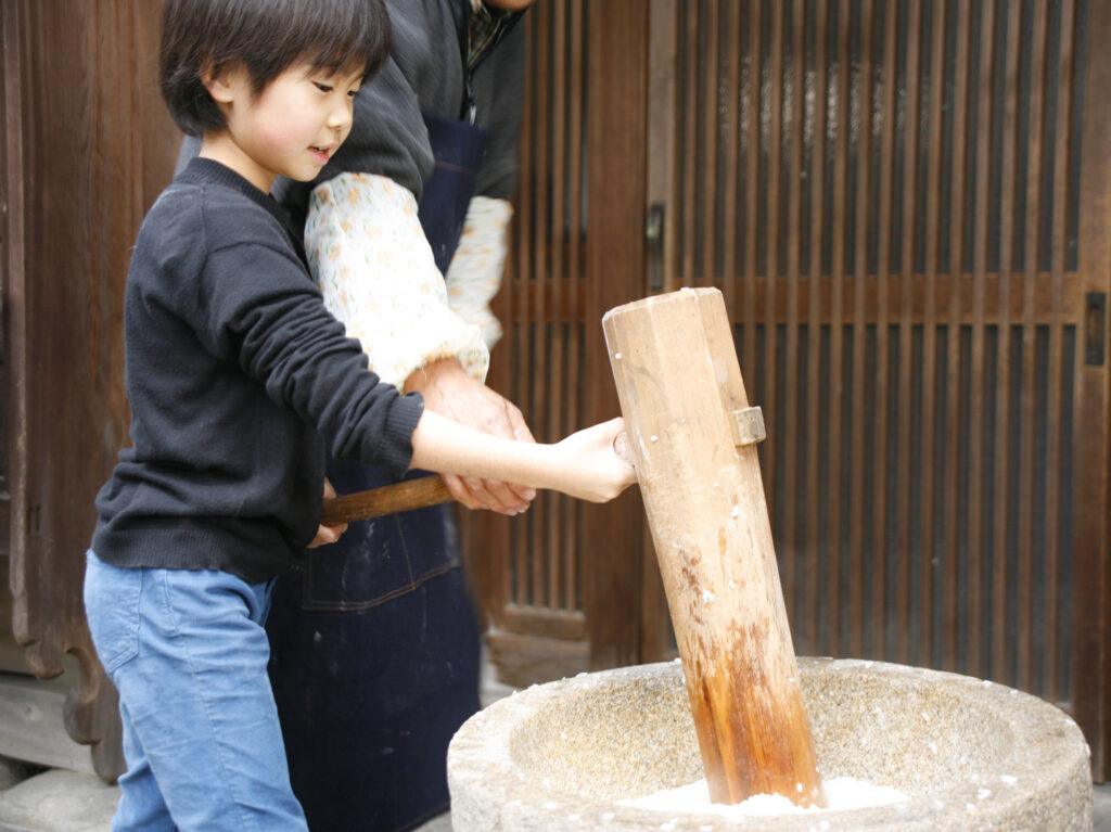 子供がお餅をつく様子