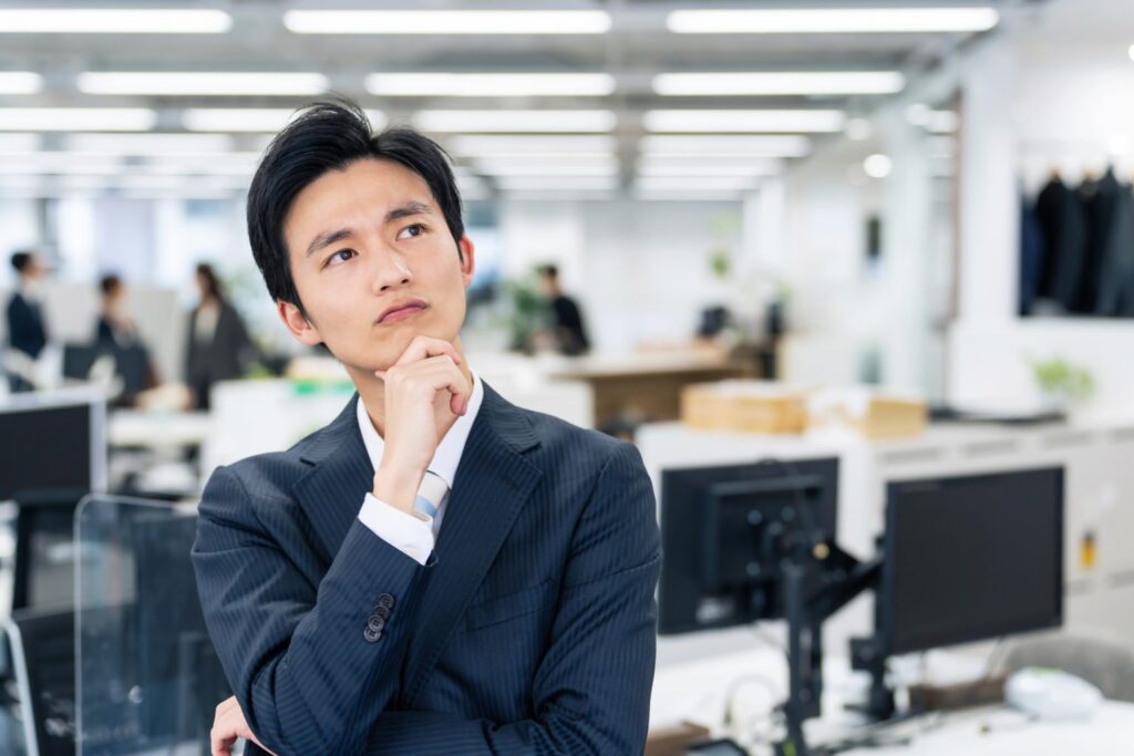 会社員が悩む様子