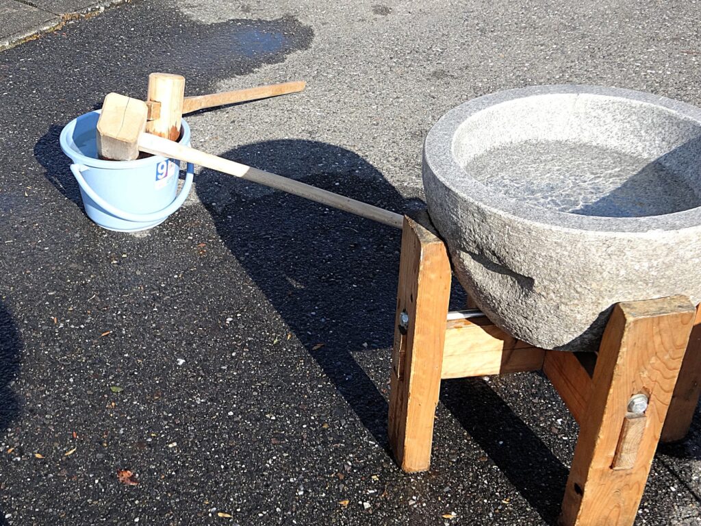 もちつきの道具臼と杵