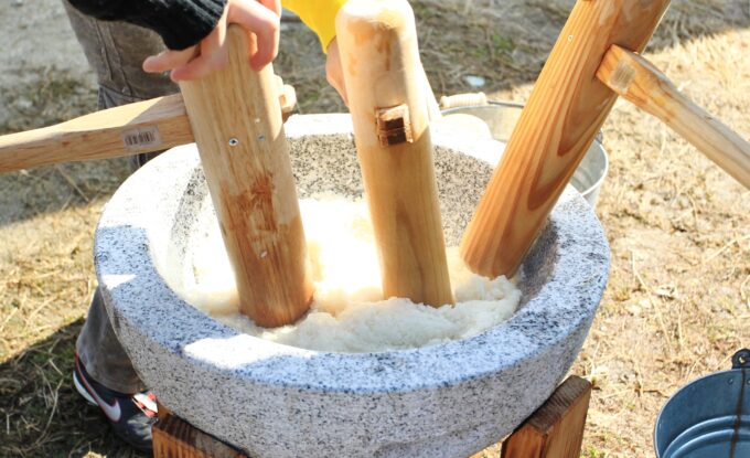 餅つきをする様子