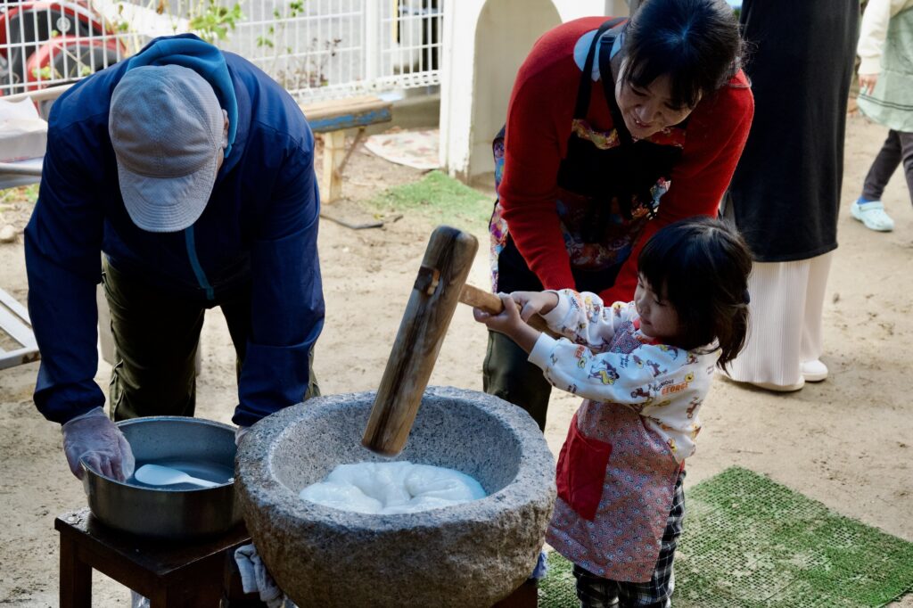 子どもと一緒に餅つき