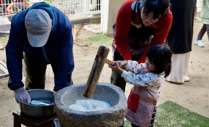 子どもと一緒に餅つき