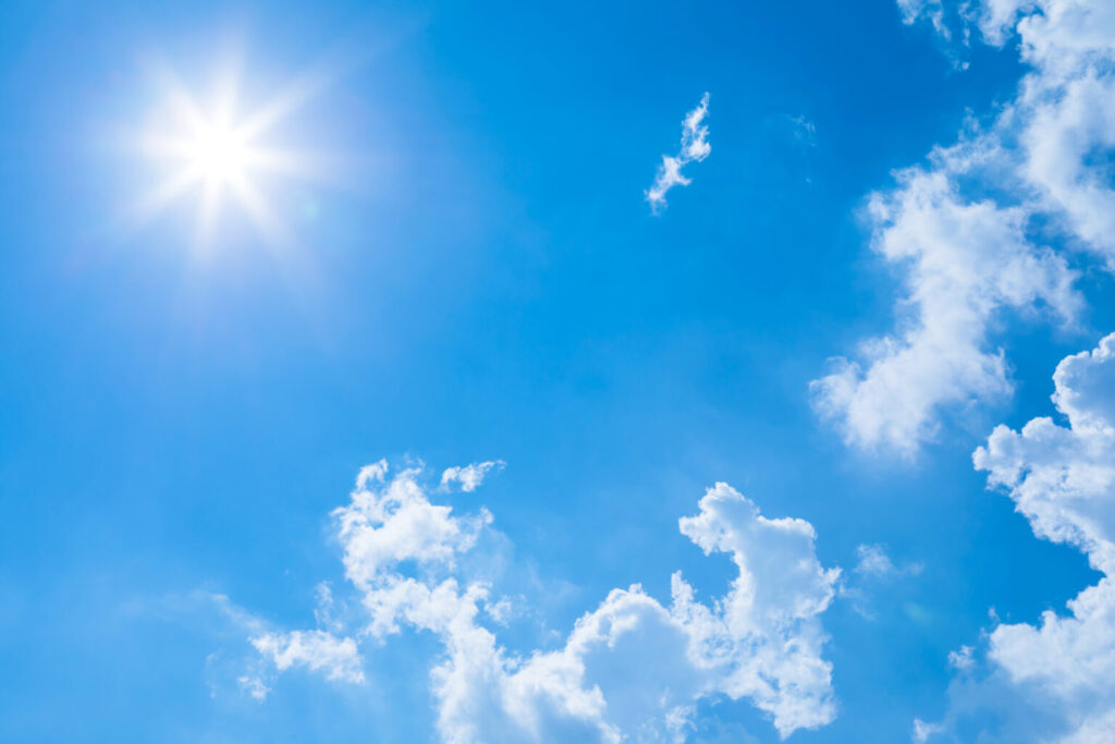 照りつける太陽と青空