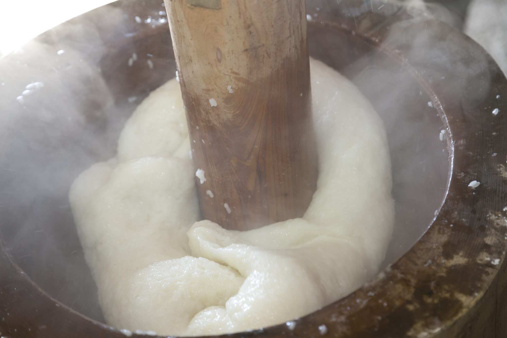 杵と臼でつくる本格餅つき!やり方や注意点を徹底解説 | 開運出張もちつき隊