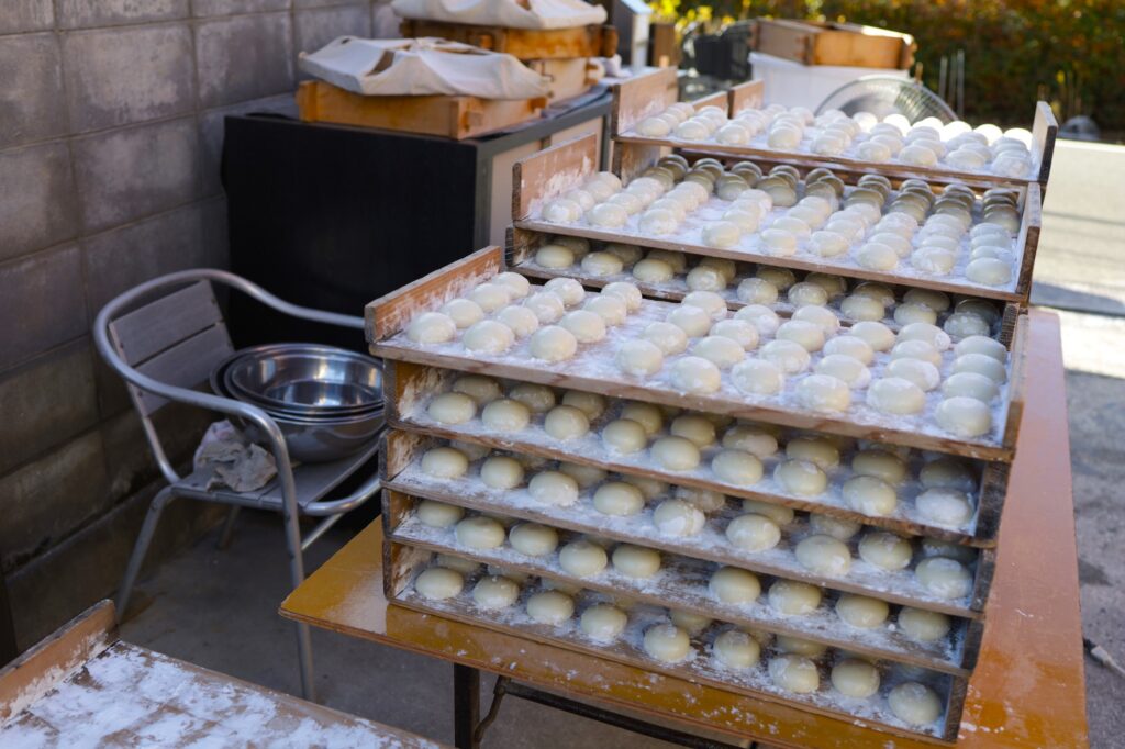 大量のお餅が並べられている