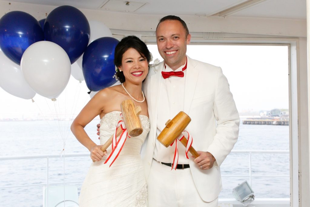 杵を持った新郎新婦