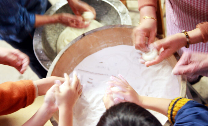 みんなで餅を丸める