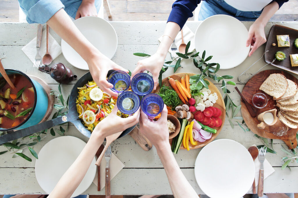食卓で乾杯する様子