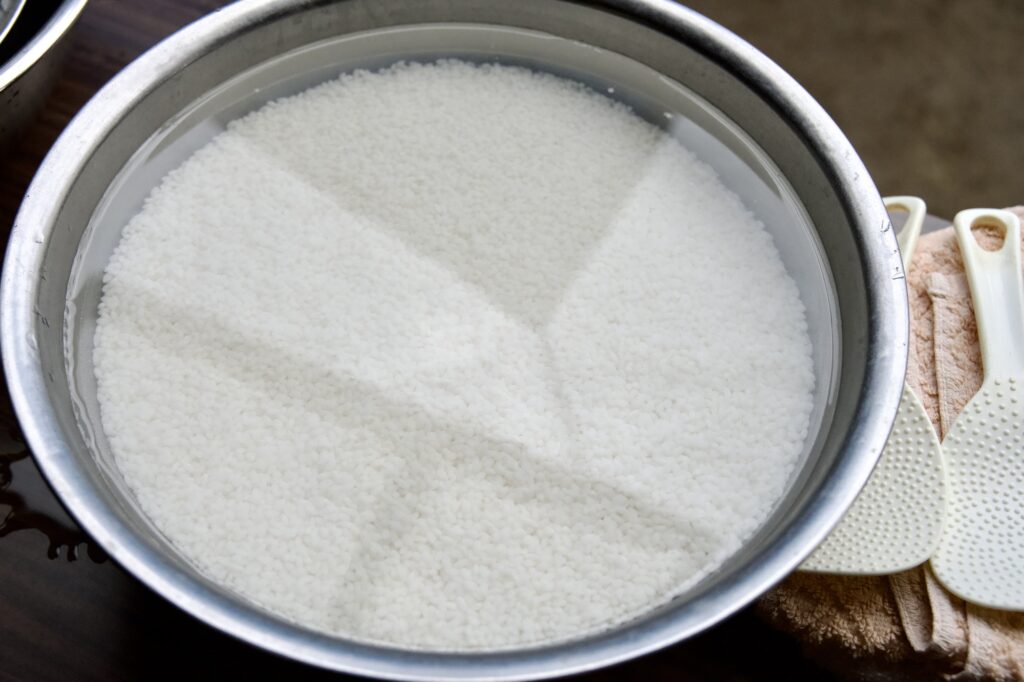 水に浸している餅米